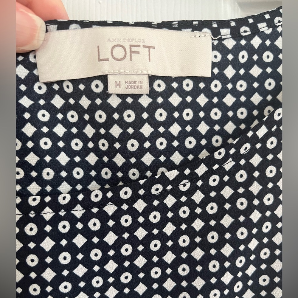 Loft women’s size M sleeveless blouse . Navy and white.